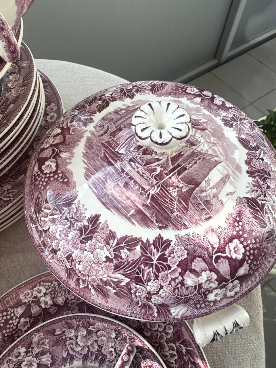 Ikoniczny angielski serwis Wedgwood „Ferrara” w odcieniu liliowym (ponad 45 el.)