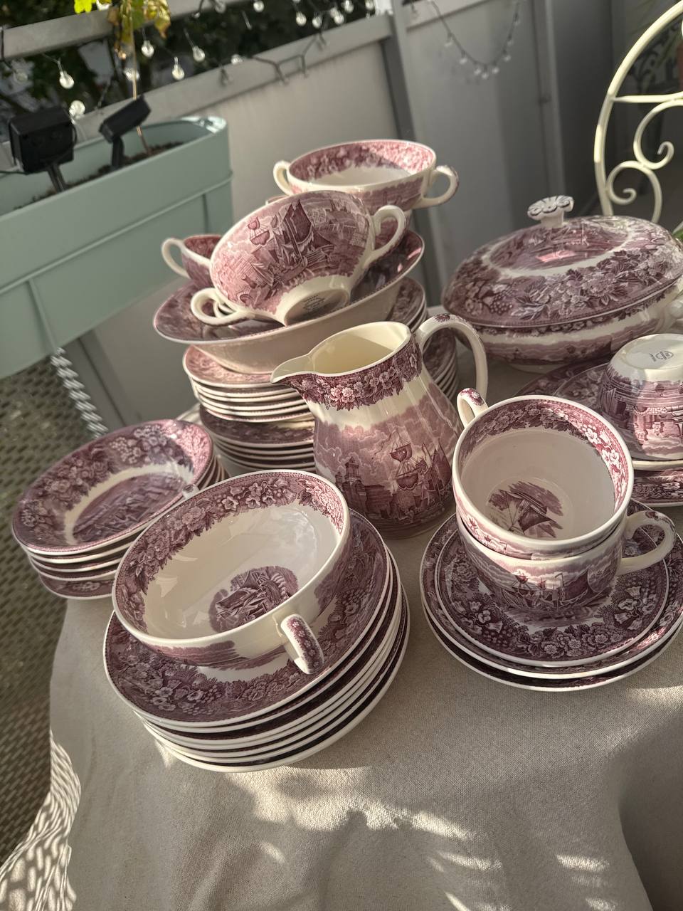 Ikoniczny angielski serwis Wedgwood „Ferrara” w odcieniu liliowym (ponad 45 el.)
