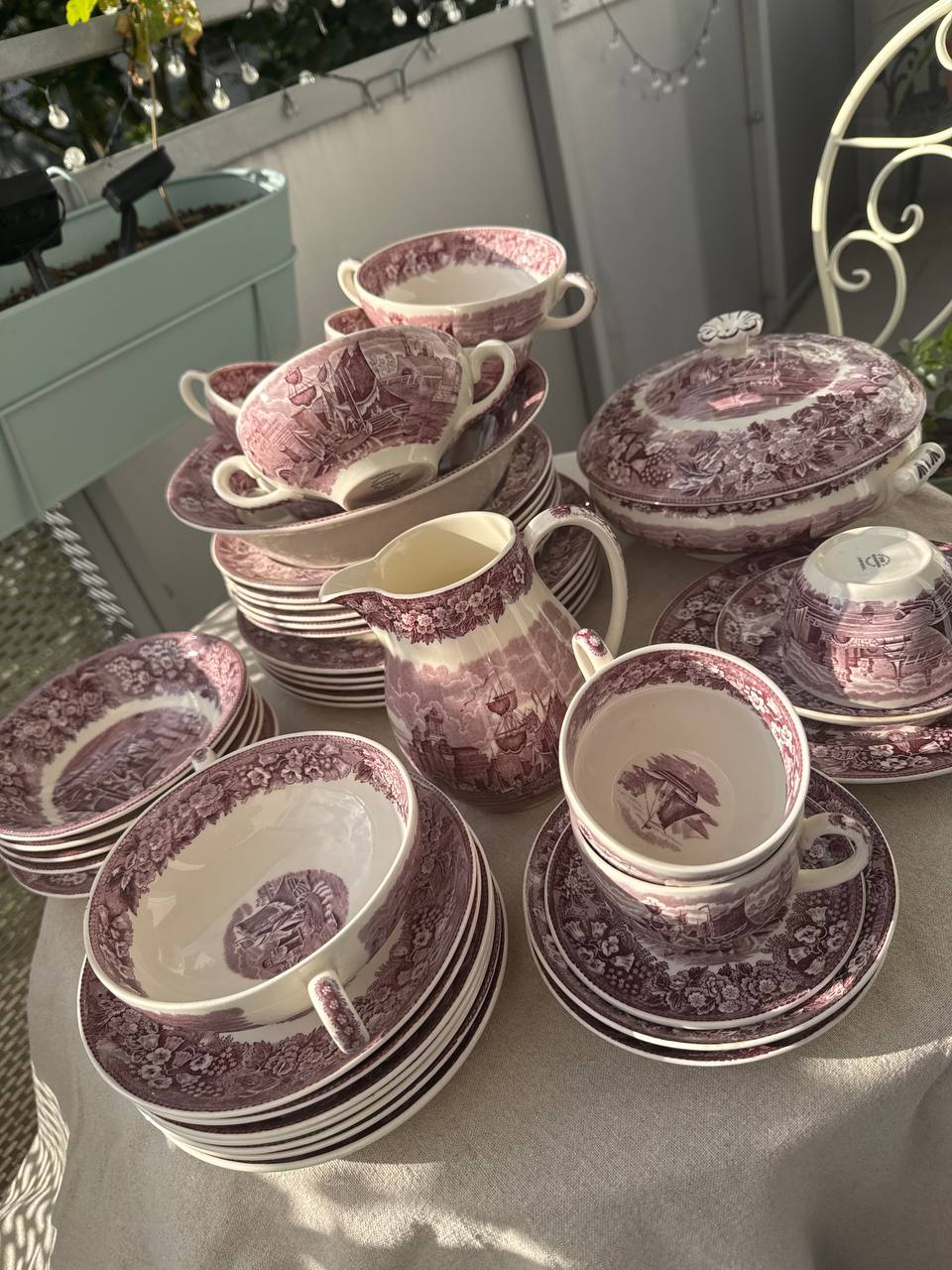 Ikoniczny angielski serwis Wedgwood „Ferrara” w odcieniu liliowym (ponad 45 el.)