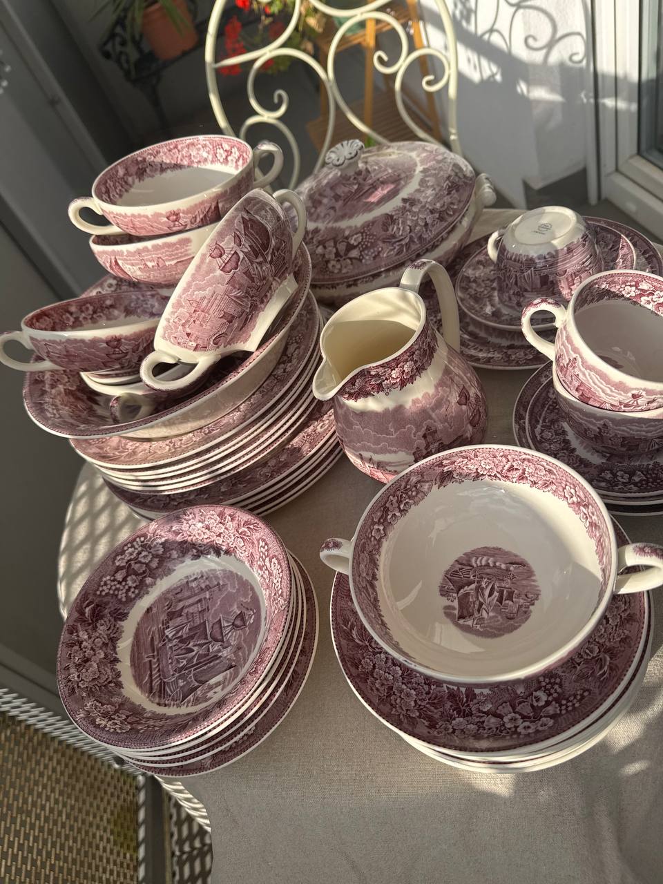 Ikoniczny angielski serwis Wedgwood „Ferrara” w odcieniu liliowym (ponad 45 el.)