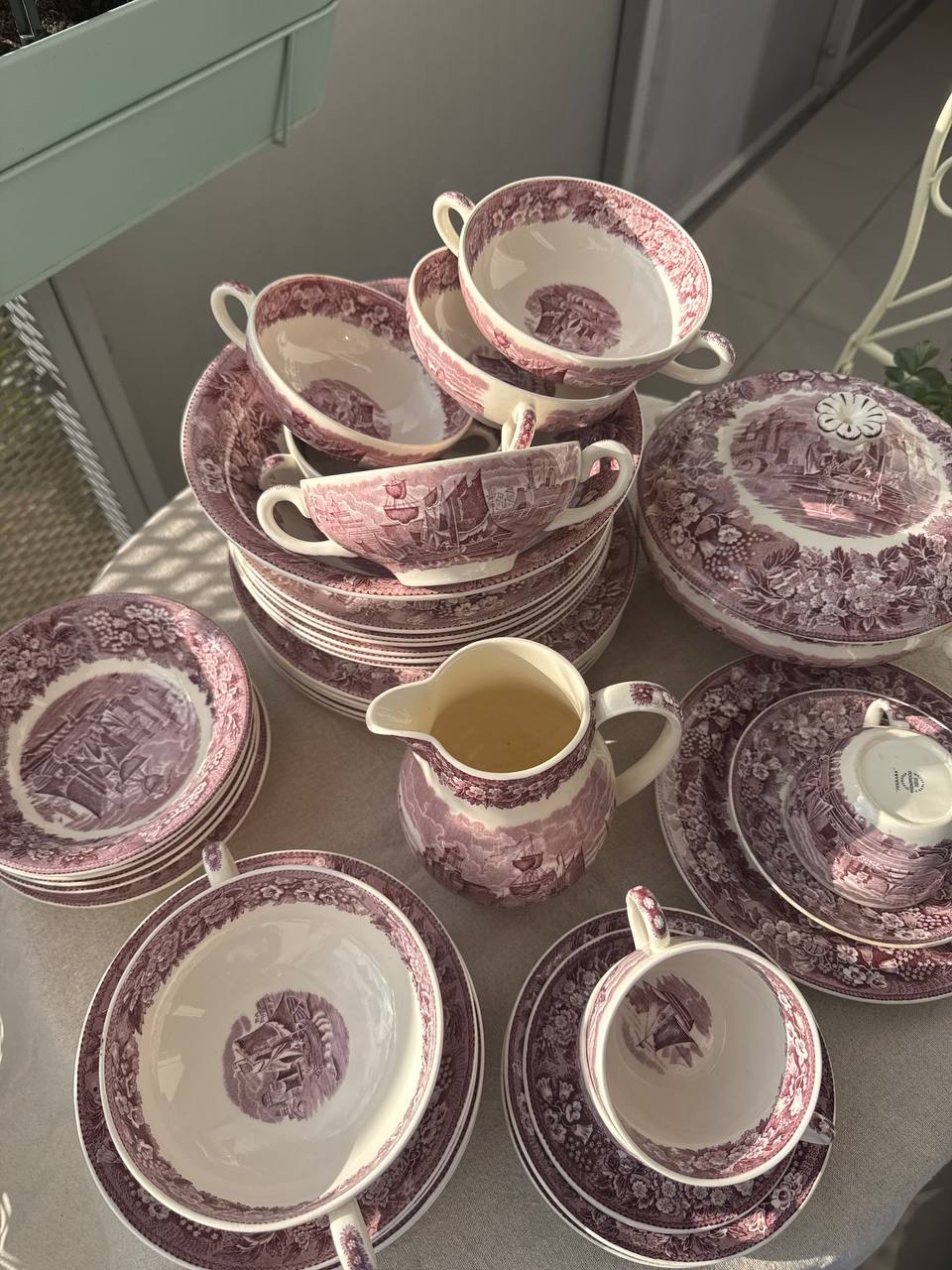 Ikoniczny angielski serwis Wedgwood „Ferrara” w odcieniu liliowym (ponad 45 el.)