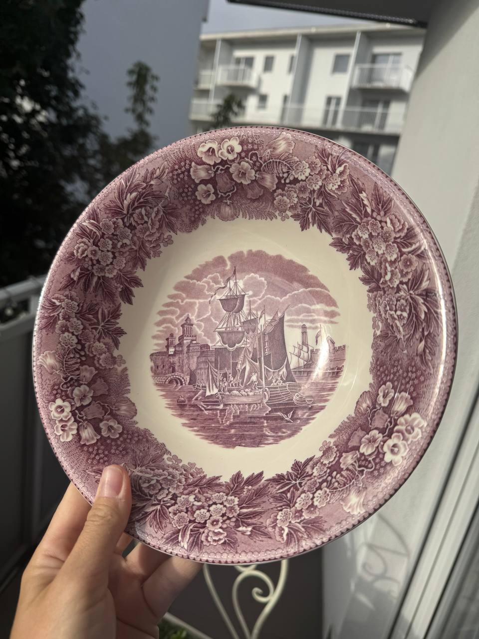 Ikoniczny angielski serwis Wedgwood „Ferrara” w odcieniu liliowym (ponad 45 el.)