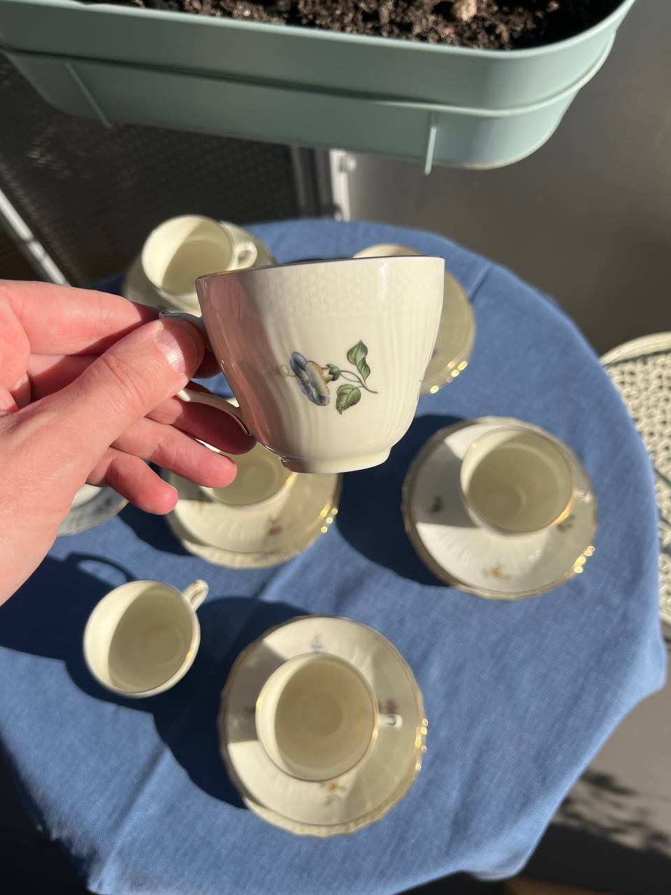 Royal Copenhagen Frijsenborg – Zestaw kawowy z złoceniem i kwiatami | Porcelana Duńska